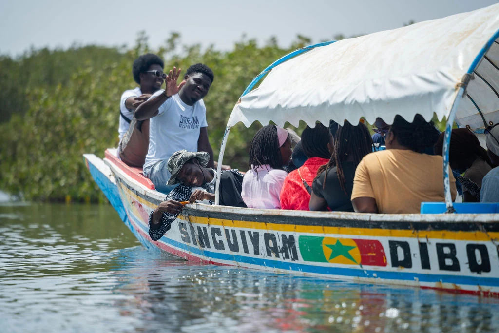 Pirogue sur le bolong